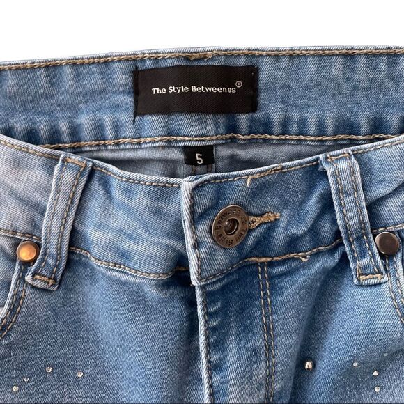 🎉HP🎉 THE STYLE BETWEEN US Pearl Stone Embellished Distressed Jeans Size 5 - Picture 4 of 7